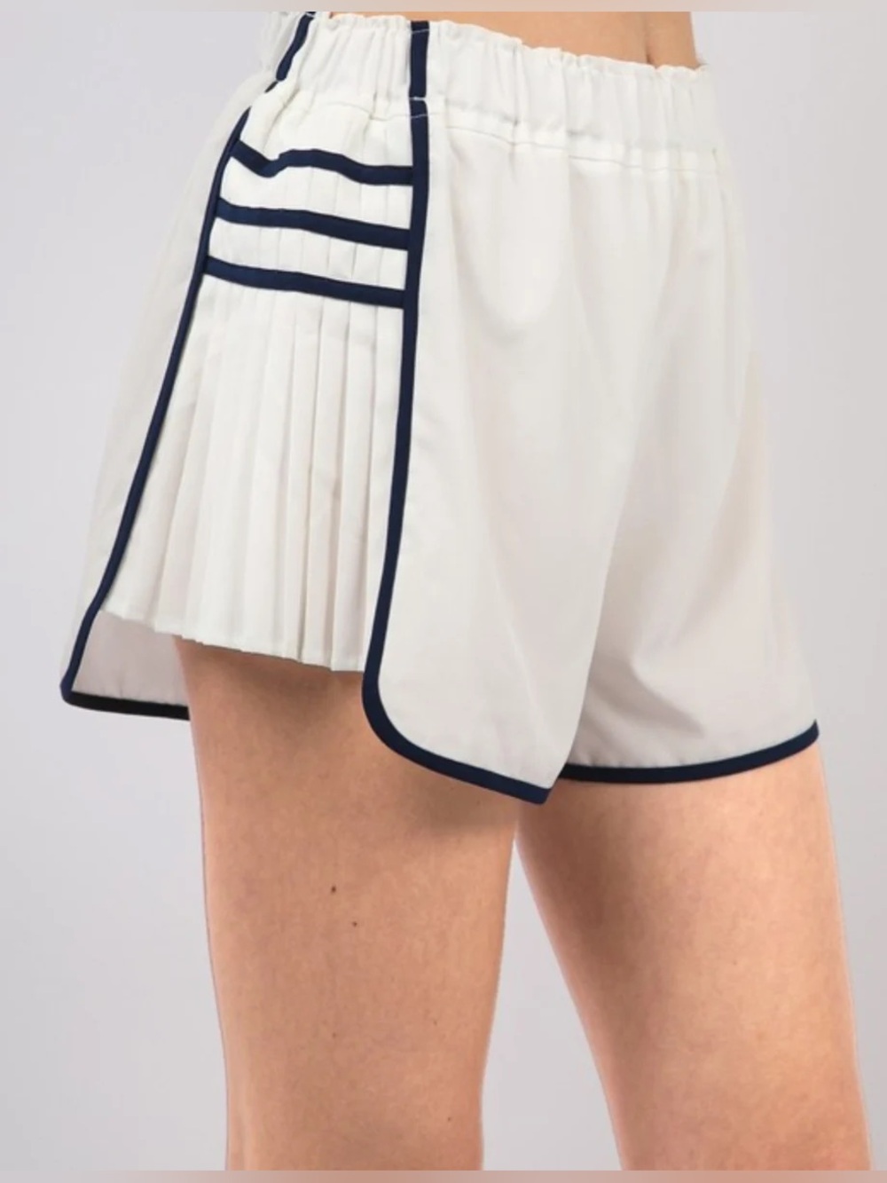 NWT New In White Women's Pleated Side-Trim Shorts with Navy Piping